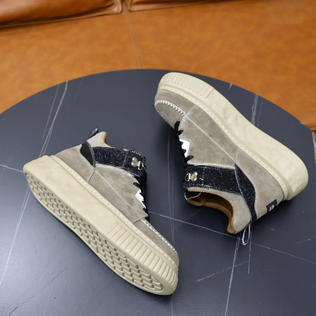 Ex-factory price: 620💰Thick wool imported from Australia Brand: UGG genuine purchase Size: 39-44 Grade: Official website 1:1 Material: First layer of genuine leather waterproof and antifreeze upper Real wool lining Original non-slip soft wear-resistant outsole Style category: Men's casual shoes Trendy style Comfortable on the feet Color: Official website color synchronization